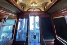 Không có chi tiết nào là dư thừa trong những toa xe lửa sang trọng của hãng Pullman vào đầu thế kỷ 20, bao gồm cả phần trần hình khay úp ngược đầy nghệ thuật với các thiết bị chiếu sáng bằng đồng thau và những cửa sổ nhỏ hình vòm. (Ảnh: Đăng dưới sự cho phép của cô Deena Bouknight)