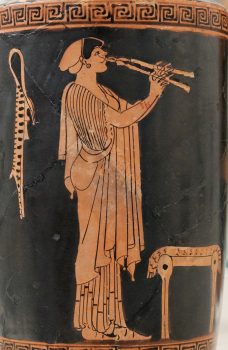 Rất nhiều người cho rằng âm thanh ra sao của âm nhạc Hy Lạp cổ đại là nghệ thuật đã biến mất. Hình ảnh cô gái đang chơi kèn Aulos hoặc sáo đôi, khoảng năm 480 sau Công Nguyên. Bức tranh hình người màu đỏ trên bình hoa. Quỹ Fletcher, năm 1924. Viện bảo tàng Nghệ thuật Metropolitan. (Ảnh: Marie-Lan Nguyen/CC-BY 2.5)