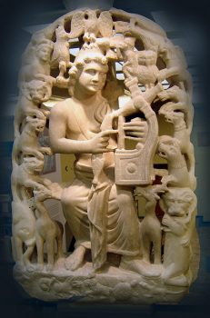 Bức tượng Orpheus thời hậu La Mã, một nhạc sĩ huyền thoại Hy Lạp, ôm chiếc đàn Lia, bao quanh bởi bầy quái thú (thế kỷ thứ 4), ông đến từ vùng Aegina. Quái thú bao vây quanh vì bị thu hút bởi âm nhạc của ông. Viện bảo tàng Byzantine và Christian ở Athens. (Ảnh: CC BY-SA 3.0)