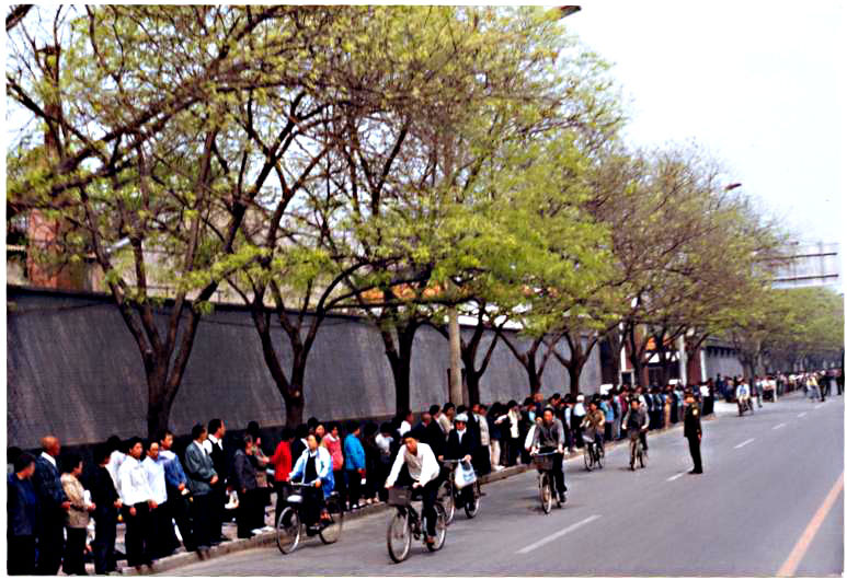 Các học viên Pháp Luân Công tề tựu xung quanh Trung Nam Hải để thỉnh nguyện một cách yên lặng và ôn hòa để được đối xử công bằng vào ngày 25/04/1999. (Ảnh: Đăng dưới sự cho phép của Clearwisdom.net)