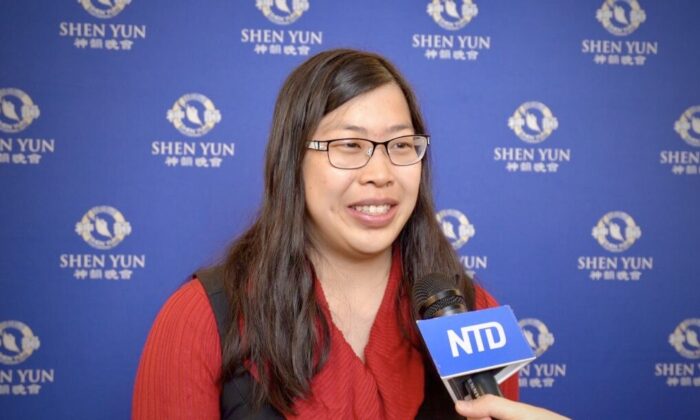 Cô Beilin Brower thưởng thức Nghệ thuật Biểu diễn Shen Yun tại Nhà hát The Buel, Khu Liên hợp Nghệ thuật Biểu diễn Denver, ở thành phố Denver, tiểu bang Colorado hôm 09/03/2023. (Ảnh: NTD)