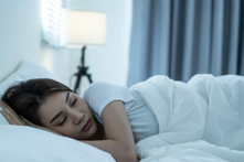 Các dấu hiệu của chứng mất ngủ bao gồm khó đi vào giấc ngủ, giấc ngủ bị gián đoạn hoặc thức dậy quá sớm và không thể ngủ lại. (Ảnh: Shutterstock）