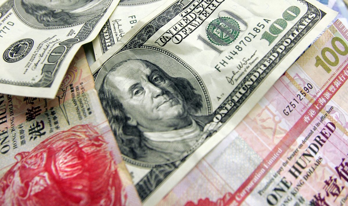HKD và USD tại Hồng Kông ngày 12/01/2008. Đồng HKD là một loại tiền tệ được neo cố định với đồng USD. Theo LERS, 1,000 HKD trị giá 127 USD kể từ ngày 22/07/2022. (Ảnh: Laurent Fievet/AFP/Getty Images)