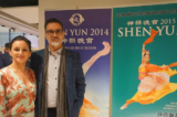 Ông Daniel Diaz, Chủ khách sạn cùng cô Monica Romero, thưởng lãm Shen Yun tại Trung tâm Cartuja Cite ở Sevilla, Tây Ban Nha hôm 07/03/2023. (Ảnh: Maya Marinova/The Epoch Times)