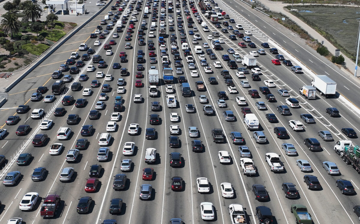 Giao thông ùn tắc tại trạm thu phí Cầu Vịnh San Francisco-Oakland vào ngày 24/08/2022. California công bố lệnh cấm bán xe hơi mới chạy bằng xăng sau năm 2035 trong nỗ lực chuyển đổi sang xe điện, vào ngày 25/8/2022. (Ảnh Justin Sullivan/Getty Images)