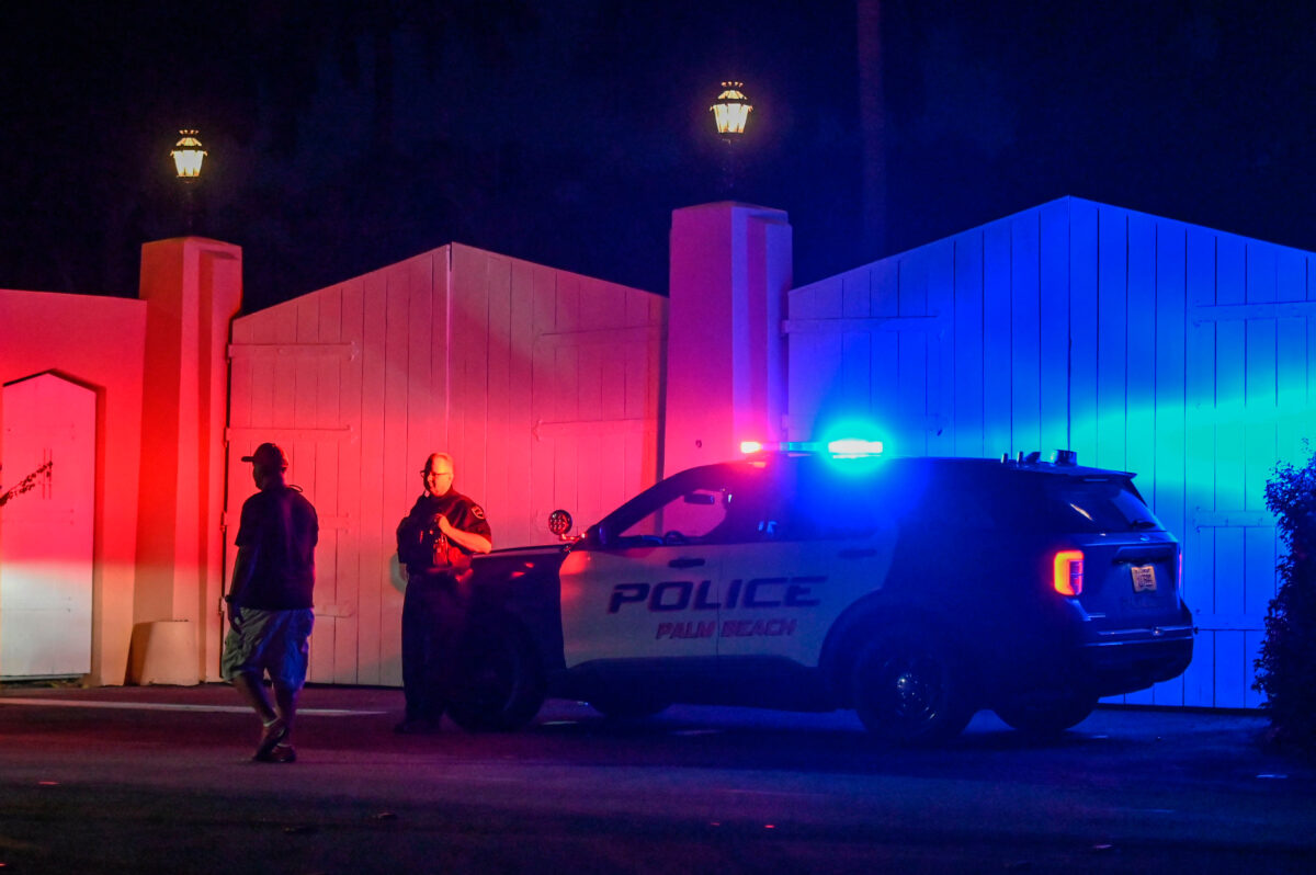 Một chiếc xe cảnh sát đậu bên ngoài dinh thự của cựu Tổng thống Donald Trump tại Mar-a-Lago, ở Palm Beach, Florida, vào ngày 08/08/ 2022, khi FBI lục soát tư gia của ông để tìm tài liệu mật. (Ảnh: Giorgio Viera/AFP qua Getty Images)