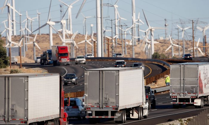 Xe tải chạy ngang qua các tua-bin gió dọc theo đường cao tốc gần Banning, California, ngày 08/12/2009. (Ảnh: David McNew/Getty Images)