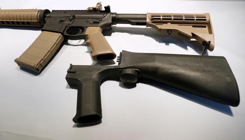 Một báng súng bump stock gắn vào súng trường bán tự động để tăng tốc độ bắn được nhìn thấy tại Good Guys Gun Shop ở Orem, Utah, ngày 04/10/2017. (Ảnh: George Frey/Reuters)