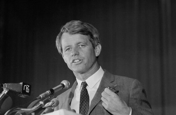 Cố Thượng nghị sĩ Robert F. Kennedy nói chuyện với các đại diện của Nghiệp đoàn Nhân công Xe hơi (United Auto Workers) tại một hội trường ở thành phố Atlantic, New Jersey, vào ngày 09/05/1968. (Ảnh: AP Photo)