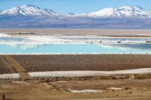 Các bể chứa nước muối từ một mỏ lithium thuộc Tập đoàn Albemarle có trụ sở tại Hoa Kỳ được nhìn thấy trên bãi muối Atacama ở sa mạc Atacama, Chile, vào ngày 16/08/2018. (Ảnh: Ivan Alvarado/Reuters)