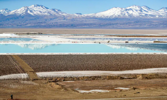 Các bể chứa nước muối từ một mỏ lithium thuộc Tập đoàn Albemarle có trụ sở tại Hoa Kỳ được nhìn thấy trên bãi muối Atacama ở sa mạc Atacama, Chile, vào ngày 16/08/2018. (Ảnh: Ivan Alvarado/Reuters)