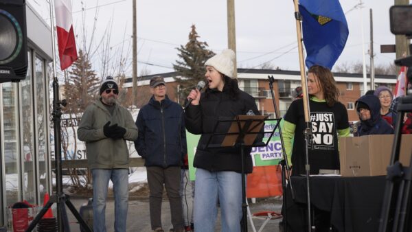 Cô Alexa Posa của YEG United nói tại một cuộc biểu tình phản đối các thành phố “15 phút” trên Đại lộ Whyte ở Edmonton, hôm 10/02/2023. (Ảnh: Được sự cho phép của Alexa Posa)