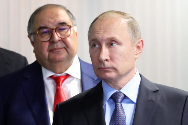 Tổng thống Nga Vladimir Putin (phải) và nhà sáng lập USM Holdings Alisher Usmanov (trái) quan sát trung tâm điều khiển tại Tổ hợp Khai thác và Chế biến Lebedinsky ở Vùng Belgorod, Nga, vào ngày 14/07/2017. (Ảnh: Mikhail Klimentyev/Sputnik/AFP qua Getty Images)