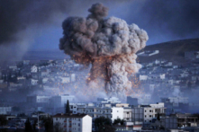 Một bức ảnh tư liệu cho thấy một vụ nổ ở thành phố Kobani của Syria trong một vụ đánh bom xe hơi tự sát được cho là do những kẻ khủng bố IS thực hiện, vào ngày 20/10/2014. (Ảnh: Gokhan Sahin/Getty Images)