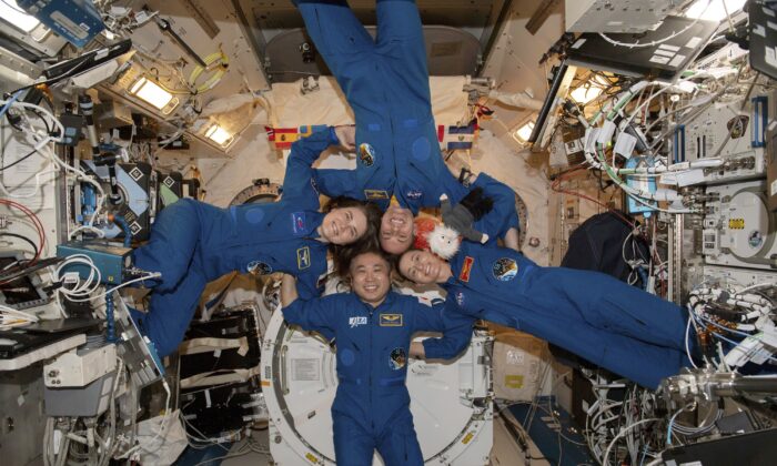 Bà Anna Kikina của Roscosmos (bên trái), ông Koichi Wakata của JAXA, ông Josh Cassada, và ông Nicole Mann của NASA trên gian phòng thí nghiệm Kibo của Trạm Vũ trụ Quốc tế hôm 01/03/2023. (Ảnh: NASA qua AP)