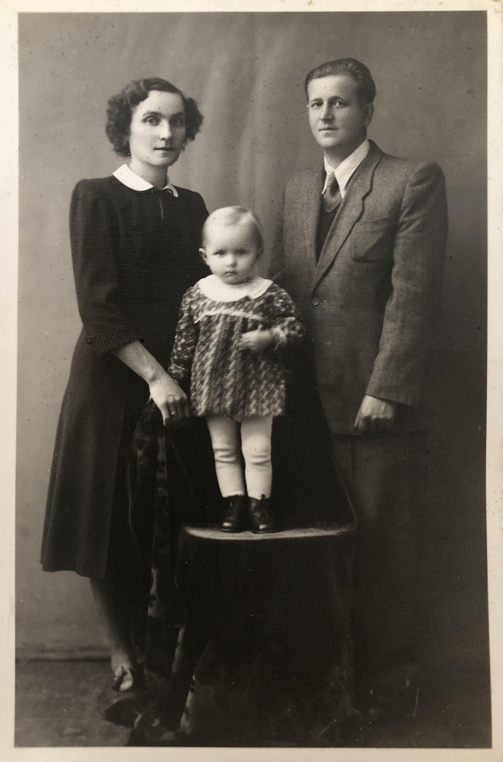 Bà Barbara Schafer khi còn bé, cùng với cha mẹ của bà ở Ba Lan. (Ảnh: Đăng dưới sự cho phép của bà Barbara Schafer)