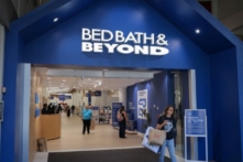 Một người bước ra khỏi cửa hàng Bed Bath & Beyond ở Manhattan, New York, hôm 29/06/2022. (Ảnh: Andrew Kelly/Reuters)