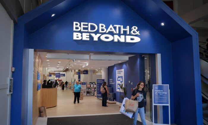 Một người bước ra khỏi cửa hàng Bed Bath & Beyond ở Manhattan, New York, hôm 29/06/2022. (Ảnh: Andrew Kelly/Reuters)