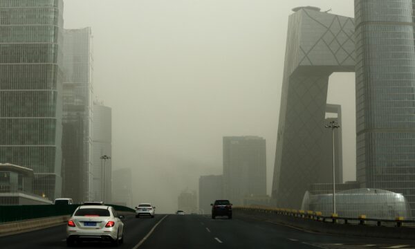 Các tòa nhà bị bao phủ trong sương mù giữa một cơn bão cát ở Khu Thương mại Trung tâm (CBD) của Bắc Kinh hôm 22/03/2023. (Ảnh: Tingshu Wang/Reuters)