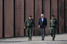 Tổng thống Joe Biden nói chuyện với một thành viên của Lực lượng Tuần tra Biên giới khi họ đi bộ dọc theo hàng rào biên giới Hoa Kỳ-Mexico ở El Paso, Texas, hôm 08/01/2023. (Ảnh: Jim Watson/AFP qua Getty Images)