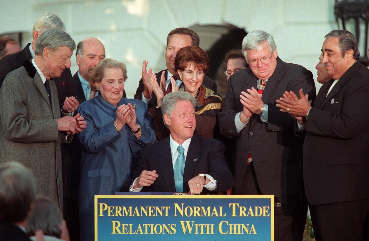 Tổng thống Hoa Kỳ đương thời Bill Clinton ký Đạo luật Quan hệ Thương mại Hoa Kỳ-Trung Quốc năm 2000 trong một buổi lễ trên Bãi cỏ phía Nam của Tòa Bạch Ốc ở Hoa Thịnh Đốn, vào ngày 10/10/2000. (Ảnh: Mario Tama/AFP/Getty Images)