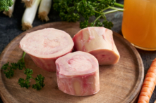 Nước hầm thịt từ xương tủy bò và rau tươi là một thành phần chính trong cách ăn GAPS. (Ảnh: Madeleine Steinbach/Shutterstock)