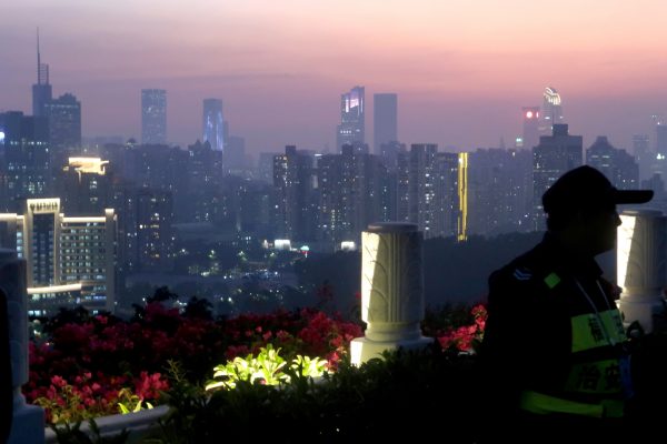 Một nhân viên an ninh đứng gác tại một đài quan sát nhìn ra khu thương mại trung tâm trước lễ kỷ niệm 40 năm cải cách và mở cửa Trung Quốc ở Thâm Quyến, tỉnh Quảng Đông, Trung Quốc vào ngày 04/12/2018. (Ảnh: Thomas Suen/Reuters)