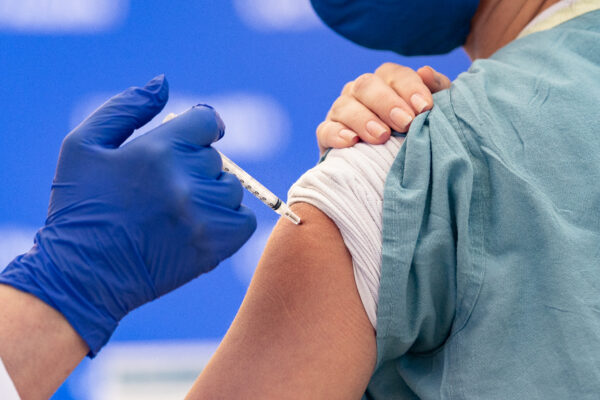 Một y tá được chích ngừa một liều vaccine COVID-19 tại Orange, California, hôm 16/12/2020. (Ảnh: John Fredricks/The Epoch Times)