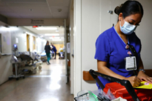 Một kỹ thuật viên phòng thí nghiệm làm việc tại Khoa Cấp cứu tại Trung tâm Y tế Providence St. Mary ở Thung lũng Apple, California, vào ngày 11/03/2022. (Ảnh: Mario Tama/Getty Images)