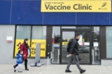 Mọi người đi ngang qua một phòng khám vaccine ở Canada trong đại dịch COVID-19 ở Mississauga, Ontario, hôm 13/04/2022. (Ảnh: Báo chí Canada/Nathan Denette)