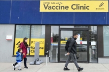 Mọi người đi ngang qua một phòng khám vaccine ở Canada trong đại dịch COVID-19 ở Mississauga, Ontario, hôm 13/04/2022. (Ảnh: Báo chí Canada/Nathan Denette)