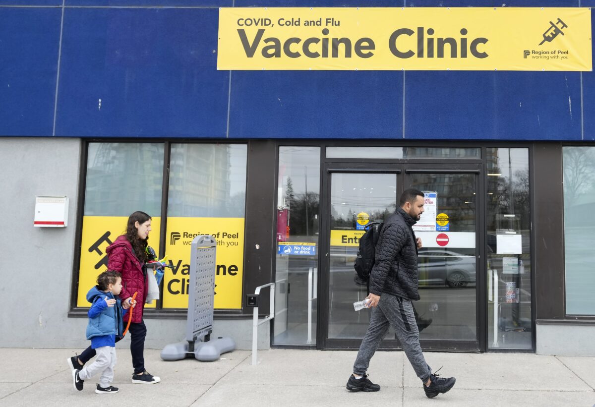 Người dân đi qua một phòng khám vaccine trong đại dịch COVID-19 ở Mississauga, Ontario, ảnh chụp hôm 13/04/2022. (Ảnh: Nathan Denette qua The Canadian Press)