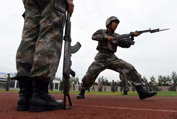 Các học viên Quân Giải phóng Nhân dân Trung Quốc tiến hành các cuộc tập trận bằng lưỡi lê tại Học viện Kỹ thuật Lực lượng Thiết giáp của PLA ở Bắc Kinh vào ngày 22/07/2014. (Ảnh: Greg Baker/AFP/Getty Images)