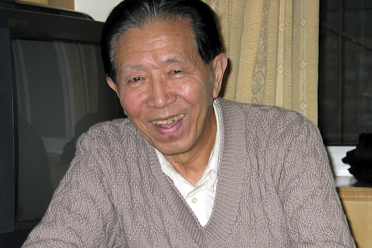 Bác sĩ phẫu thuật quân y Tưởng Ngạn Vĩnh (Jiang Yanyong) trong một phòng khách sạn ở Bắc Kinh vào ngày 09/02/2004. (Ảnh: AP Photo)