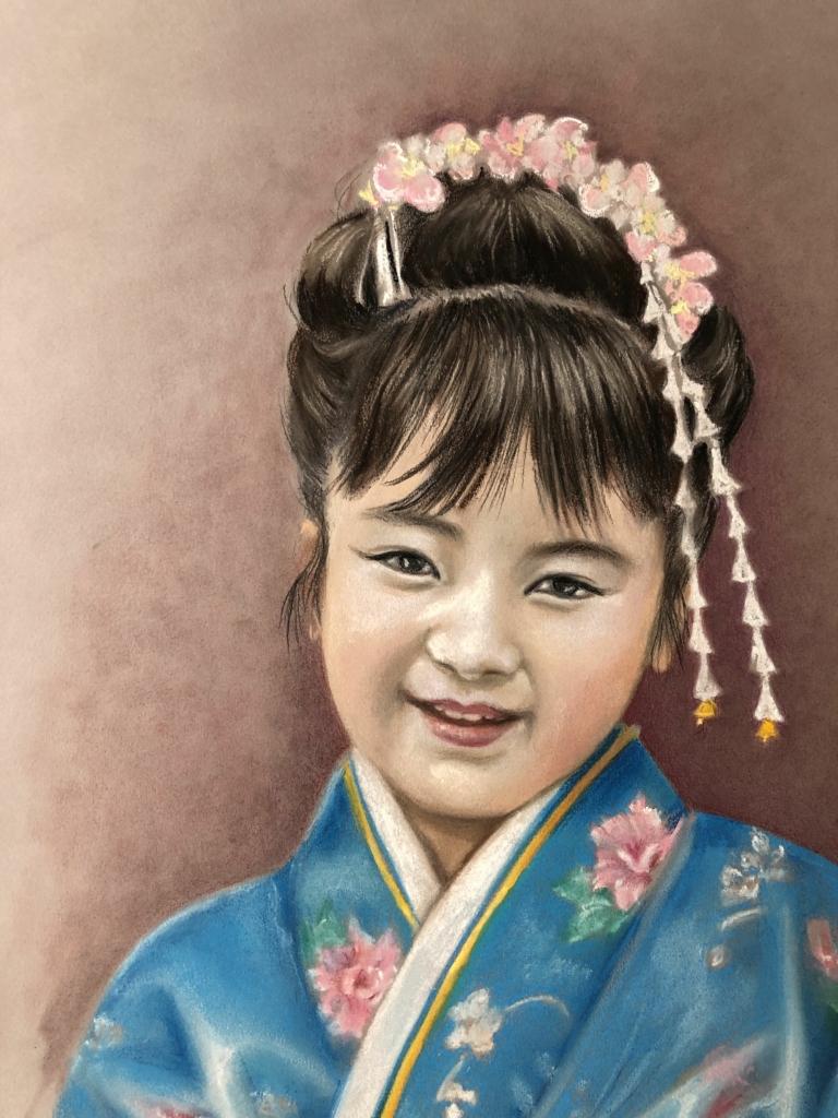 Bé gái Nhật Bản trong trang phục truyền thống, tranh của họa sĩ Barbara Schafer. Tranh phấn màu. (Ảnh: Đăng dưới sự cho phép của bà Barbara Schafer)