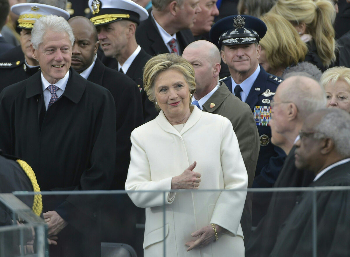 Cựu ứng cử viên tổng thống của Đảng Dân Chủ Hillary Clinton và cựu Tổng thống Bill Clinton đến lễ đài tại Điện Capitol Hoa Kỳ ở Hoa Thịnh Đốn, vào ngày 20/01/2017. (Ảnh: Mandel Ngan/AFP/Getty Images)