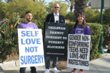 (Từ trái sang phải) Abel Garcia, người trước đây nhận định mình là một phụ nữ chuyển giới; ông Billboard Chris; và cô Chloe Cole, người trước đây nhận định mình là một nam giới chuyển giới, tham gia một cuộc biểu tình phản đối các phương pháp điều trị cho người chuyển giới ở Anaheim, California, ngày 08/10/2022. (Ảnh: Brad Jones/The Epoch Times)