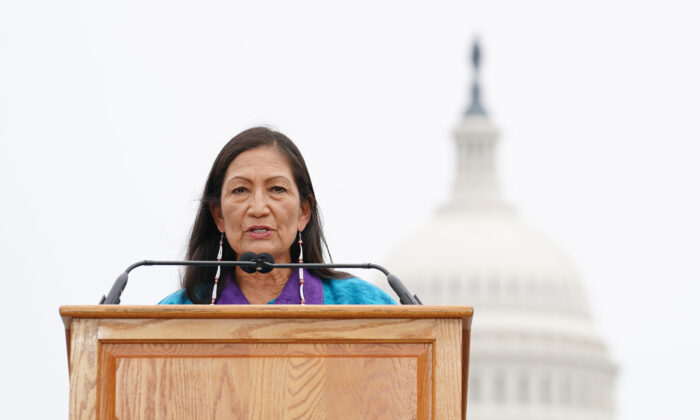 Bộ trưởng Nội vụ Deb Haaland đưa ra những nhận xét tại một sự kiện kỷ niệm việc bàn giao Cột Vật tổ Red Road cho Chính phủ Tổng thống Biden vào ngày 29/07/2021 tại Thủ đô Hoa Thịnh Đốn. Cột Vật tổ Red Road được chạm khắc bởi House of Tears Carvers of the Lummi Nation và được giao trong buổi lễ chào mừng tại National Mall vào ngày 29/07/2021 tại Thủ đô Hoa Thịnh Đốn. House of Tears Carvers of the Lummi Nation đã vận chuyển cột vật tổ này từ tiểu bang Washington đến Thủ đô Hoa Thịnh Đốn. (Ảnh của Nữ bá tước Jemal/Getty Images dành cho Liên minh Các nhà tổ chức Bản địa)