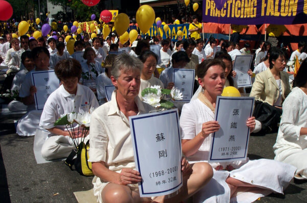 Các học viên Pháp Luân Công cầm những tấm bích chương ghi tên các nạn nhân của cuộc đàn áp tín ngưỡng của họ ở Trung Quốc trong một cuộc tập hợp tại Trụ sở Liên Hiệp Quốc ở New York vào ngày 08/09/2000. (Ảnh: Đăng dưới sự cho phép của ông Levi Browde)