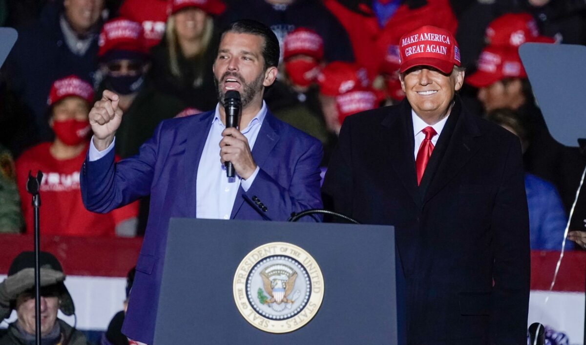 Tổng thống đương thời Donald Trump theo dõi ông Donald Trump Jr. nói chuyện tại một sự kiện vận động tranh cử ở Phi trường Khu vực Kenosha ở Kenosha, Wisconsin, vào ngày 02/11/2020. (Ảnh: Merry Gash/AP)