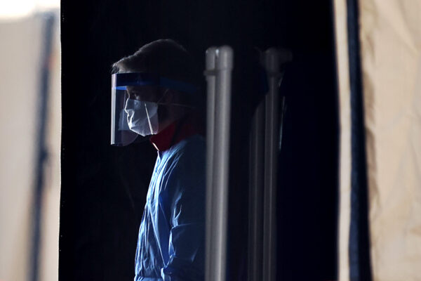 Các chuyên gia chăm sóc sức khỏe chuẩn bị sàng lọc những người nhiễm virus corona tại một điểm xét nghiệm do Lực lượng Vệ binh Quốc gia Maryland dựng lên trong một bãi đậu xe ở FedEx Field ở Landover, Maryland, vào ngày 30/03/2020. (Ảnh: Chip Somodevilla/Getty Images)