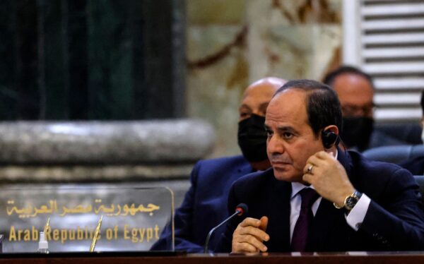 Tổng thống Ai Cập Abdel Fattah al-Sisi lắng nghe trong hội nghị Baghdad ở thủ đô Iraq vào ngày 28/08/2021. (Ảnh: Ludovic Marin/AFP qua Getty Images)