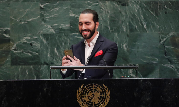 Ông Nayib Bukele, Tổng thống El Salvador, tự chụp ảnh trước khi trình bày tại phiên họp thứ 74 của Đại hội đồng Liên Hiệp Quốc tại trụ sở Liên Hiệp Quốc ở New York vào ngày 26/09/2019. (Ảnh: Lucas Jackson/Reuters)