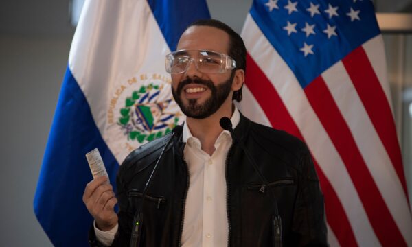 Tổng thống El Salvador Nayib Bukele nói chuyện trong một cuộc họp báo tại Bệnh viện Rosales ở San Salvador, vào ngày 26/05/2020. (Ảnh: Yuri Cortez/AFP qua Getty Images)