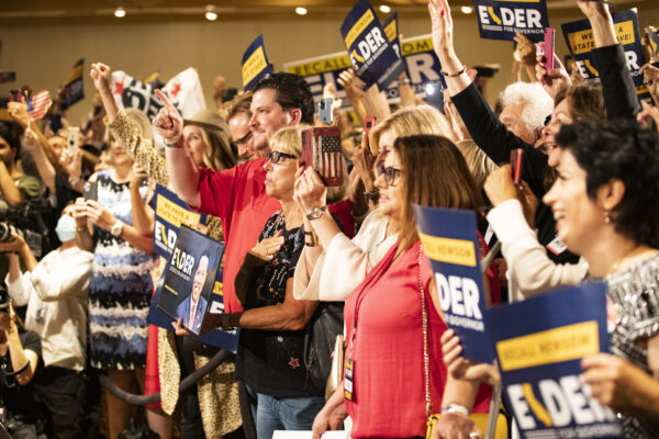 Những người ủng hộ ông Larry Elder tham dự một đêm bầu cử bãi nhiệm thống đốc tiểu bang tập trung tại khách sạn Hilton ở Costa Mesa, California, vào ngày 14/09/2021. (Ảnh: John Fredricks/The Epoch Times)