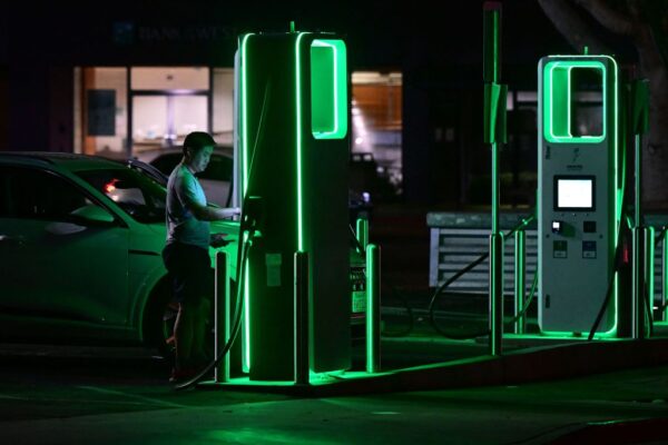 Một tài xế sạc xe điện của mình tại trạm sạc khi Nhà điều hành Hệ thống Độc lập California công bố Cảnh báo Flex về điện trên toàn tiểu bang kêu gọi tiết kiệm để tránh mất điện ở Monterey Park, California, ngày 31/08/2022. (Ảnh: Frederic J. Brown/AFP/Getty Images)