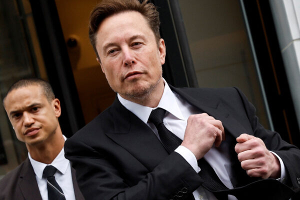Giám đốc điều hành Tesla, Elon Musk và đội bảo vệ của ông rời văn phòng địa phương của công ty ở Hoa Thịnh Đốn hôm 27/01/2023. (Ảnh: Jonathan Ernst/Reuters)