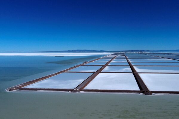 Bể bay hơi nước muối để khai thác lithium tại Salar de Uyuni, bên ngoài Uyuni, Bolivia, hôm 26/03/2022. (Ảnh: Claudia Morales/Reuters)