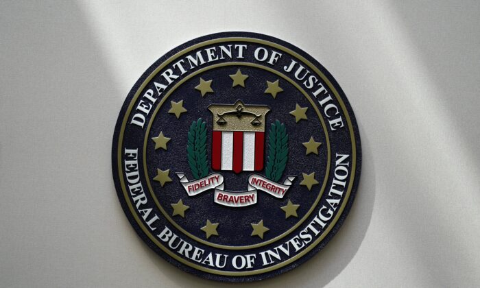 Ảnh chụp con dấu của FBI ở Omaha, Nebraska, vào ngày 10/08/2022. (Ảnh: Charlie Neibergall/AP Photo)