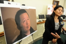 Bà Cảnh Hòa, vợ của luật sư nhân quyền Trung Quốc bị bức hại Cao Trí Thịnh, nói chuyện với giới báo chí ở Capitol Hill vào ngày 18/01/2011. (Ảnh: Tim Sloan/AFP/Getty Images)